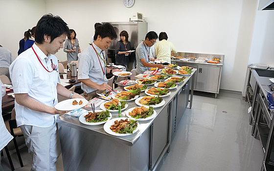 コープで扱っているニッスイ商品をひと口ずつ試食。用意いただいた21品についてのアンケートを記入しました