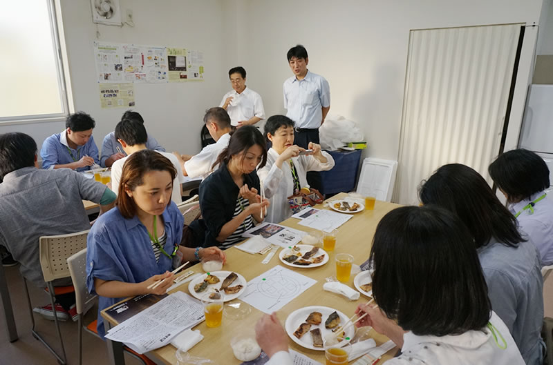 各社の工場で生産した商品の説明は試食も交えて行なわれました