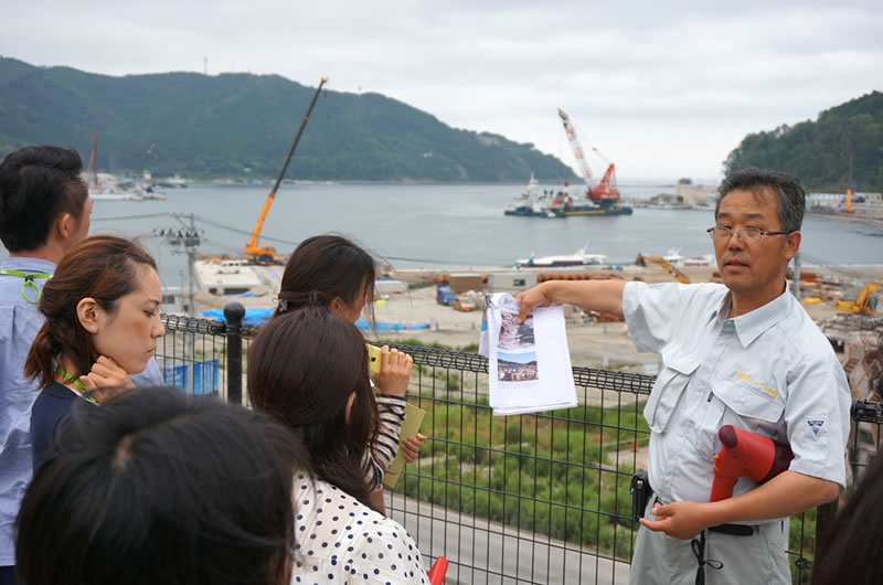 女川町の復興の状況・計画について協同シーフーズ社長より現地をまわりながら詳しく案内していただきました