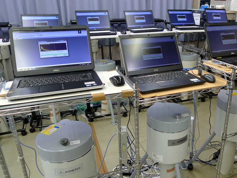 矢野目モニタリングセンターでは32台の機器を使って毎日持ち込まれる検体を検査、結果を発送しています