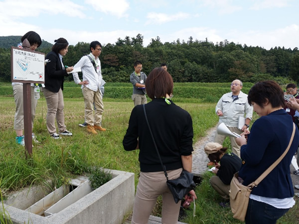 田んぼと排水路をつなぐ「魚道」を見学。魚道を設置することで、トキのえさとなるドジョウや魚が行き来できるようにしています。