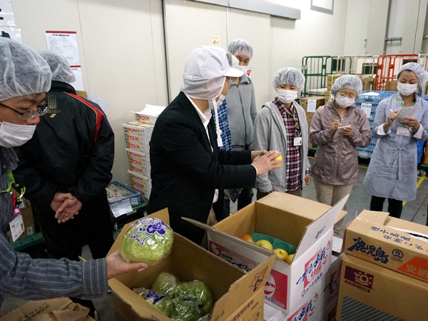 検質作業：パック詰めなどの作業前に入荷した青果物の規格、品質などを「お金を出して買う物かどうか」という主婦の目でチェックしています。写真はチェックではじかれた野菜の状態を確認しているところ