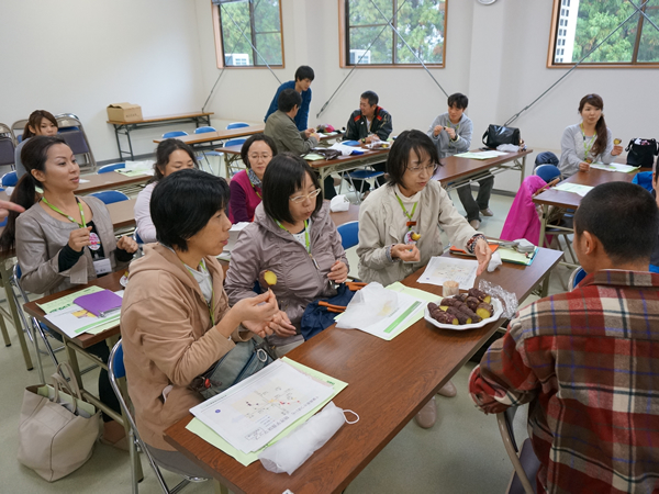 多古町旬の味産直センターでは、今年から取り扱う、さつまいもの新しい品種「べにはるか」の試食もしました。糖度16度で焼き芋にすると37度前後もの甘さになるとのことです