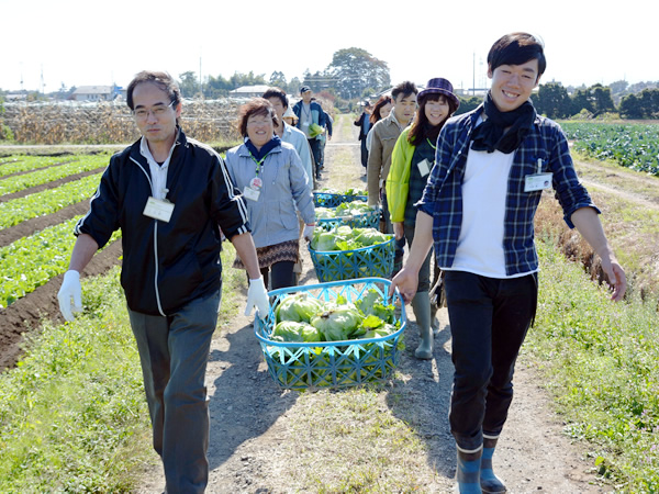 レタスやわわ菜の収穫体験では、短時間で、なおかつ丁寧に収穫する大変さを身にしみて感じました