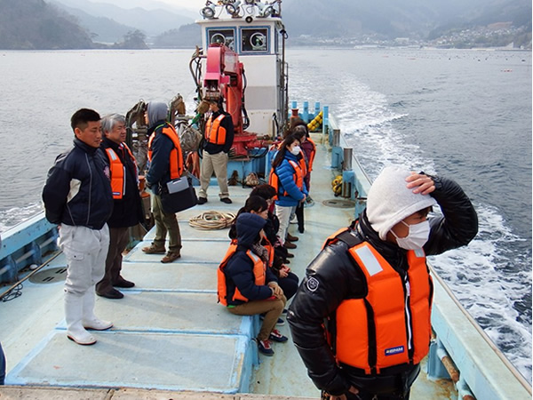 定置船に乗り、わかめの養殖場など湾内を視察。半島に刻まれた津波跡、わかめ養殖場の規模、海の生育環境について肌身で感じ取った