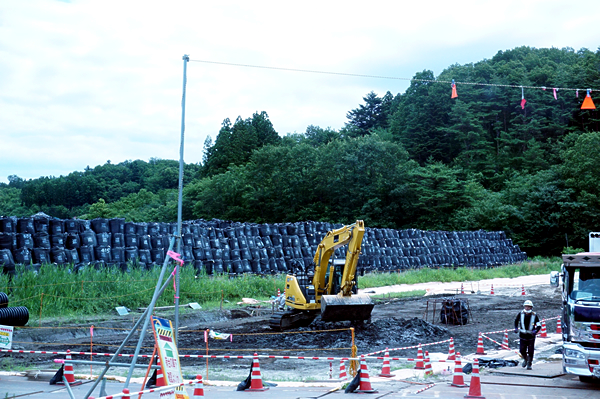 除染作業がいたるところで行われていましたが、汚染土を持っていく場所が決まっていないため、山積みにされていました