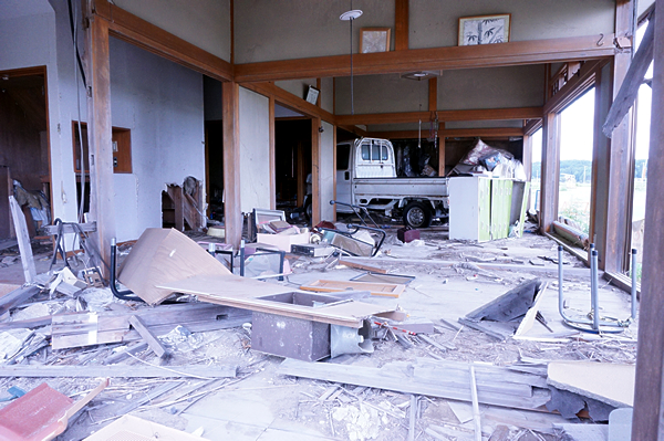 福島県浜通り地区にある富岡駅周辺は、津波の被害が手つかずのまま残されていました。民家の壁や扉は流され、家の中には軽トラックが…