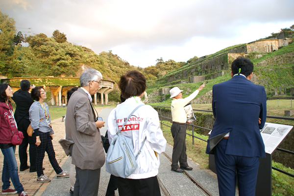 相川ふれあいガイドの方に、採取した鉱石をより分けていた北沢浮遊選鉱場跡を案内していただきました