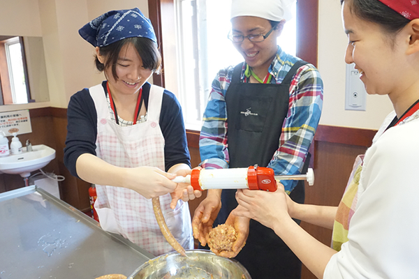 工場に隣接する工房でソーセージの手作り体験。力加減が難しく、ケーシング(羊腸)が破れてしまうなど失敗の連続