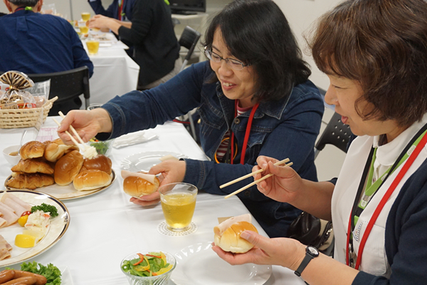 CO・OPロースハムやCO・OPベーコン、シャウエッセンを試食