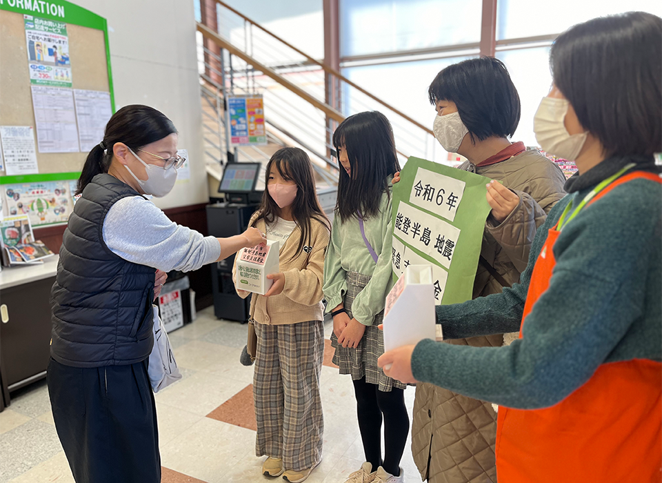 能登半島地震緊急支援募金をお願いしている様子の写真