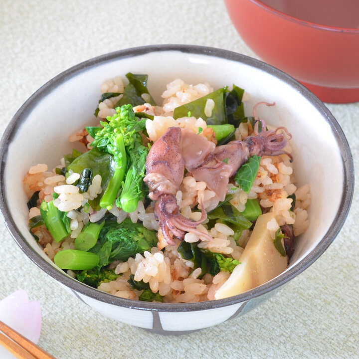 春満載！ほたるいかとたけのこ、わかめ、菜の花の炊き込みご飯