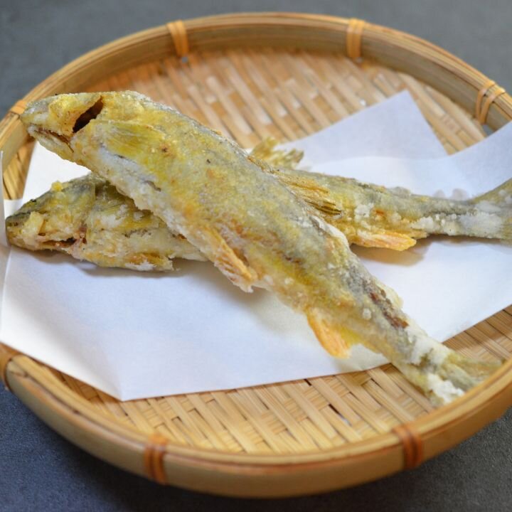 骨まで食べられる！子持ち鮎の唐揚げ