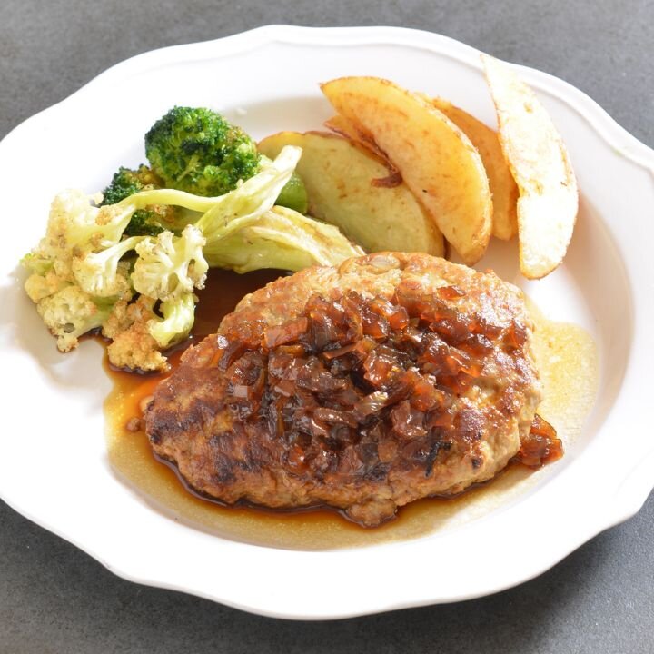 お箸で切れる、やわらかハンバーグ。オニオンソースで