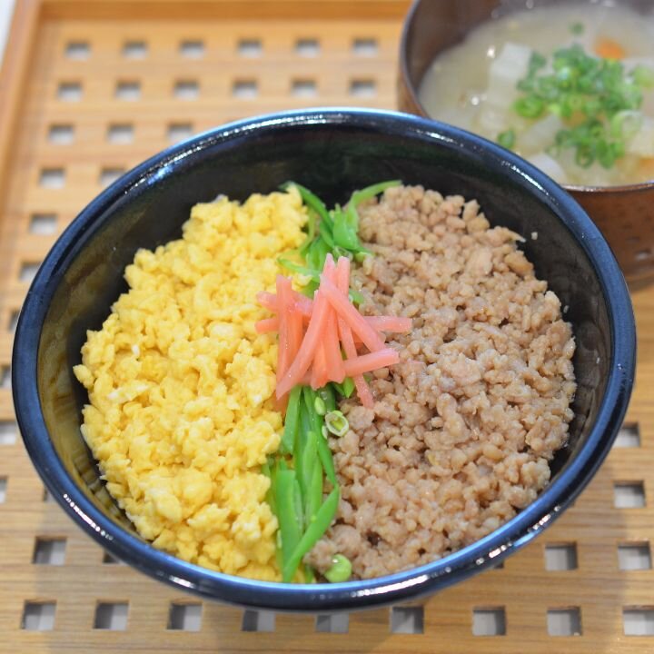 ＜サステナブルなレシピ＞ワン・モア・ライス・しっとり鶏そぼろ親子丼
