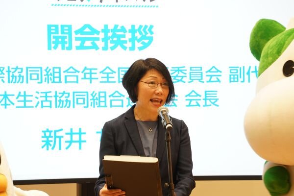 オープニングセレモニーで挨拶する日本生協連　新井会長の写真