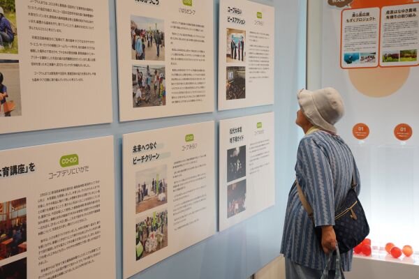 各会員生協の取り組みを紹介するパネル展示コーナーの写真