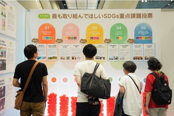 各会員生協の取り組みを紹介するパネル展示コーナーの写真
