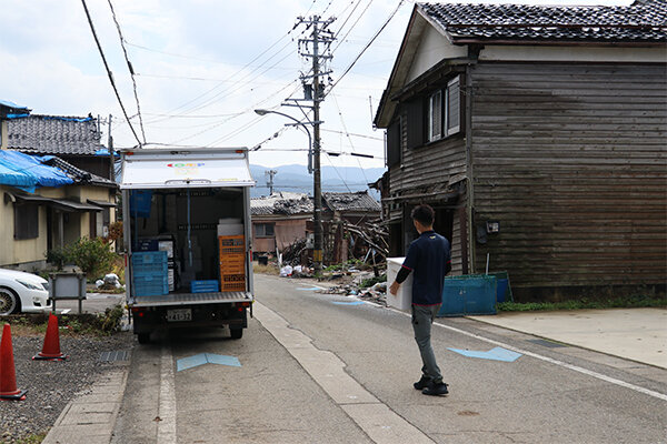 被災地域を配達する出向職員