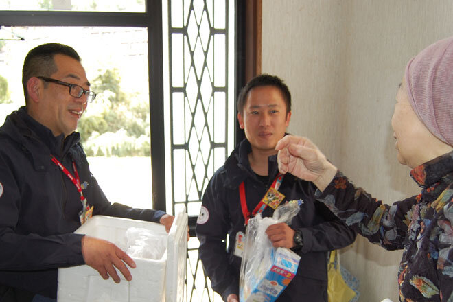 組合員さんと話をする職員の様子