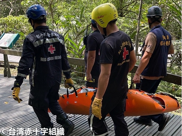 花蓮太魯閣渓谷で閉じ込められた人びとの救護活動に向かう台湾赤十字組織の花蓮県の災害対応チーム