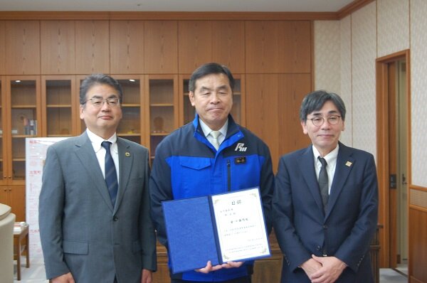 写真左から、日本生活協同組合連合会　土屋 代表理事会長、石川県　馳 知事、石川県生活協同組合連合会　大谷 会長理事