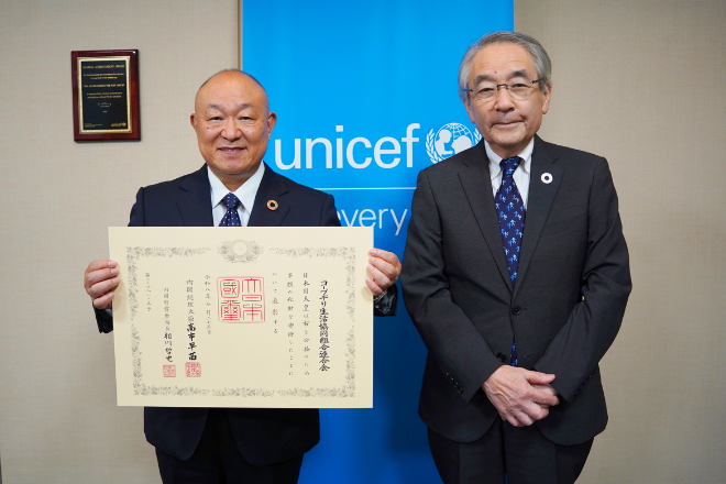 日本ユニセフ協会の早水研専務理事（右）とコープデリ連合会の熊﨑伸代表理事理事長