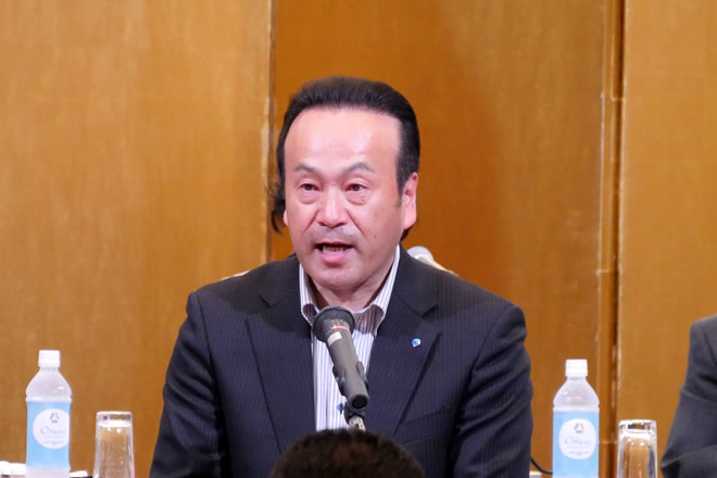 代表発起人の小野塚豊氏（新潟県総合生協理事長）があいさつしている写真