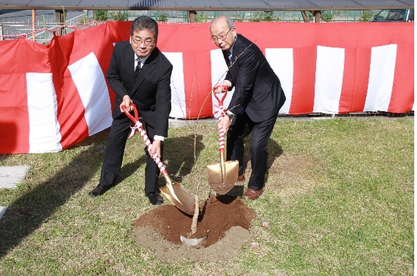 左からコープデリ連合会 土屋敏夫理事長、コープふくしま 今野順夫理事長