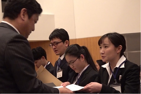 一人ひとりに辞令が授与されました