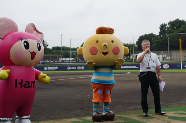 試合前に観客に向けたPRタイムがあり、ほぺたんと一緒にコープデリを紹介しました