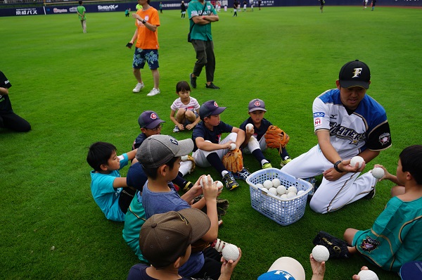 北海道日本ハムアカデミー講師による野球教室を開催。ボールを使ったストレッチから始まり、ボールの握り方など初心者の子でもわかりやすく野球の基礎を教えてくれました