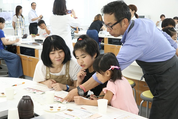 「信州みそ」「八丁みそ」「麦みそ」など5種類のみそをテイスティング