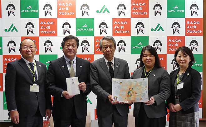 写真は左から、いばらきコープ鶴長義二理事長、JA全農いばらき鴨川隆計県本部長、 佐野治会長、いばらきコープ鈴木礼子理事、長峰智子理事