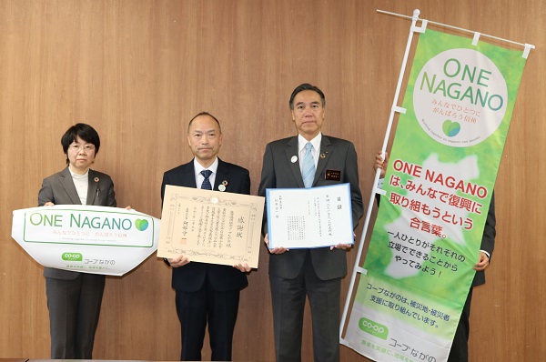 復興支援を進めるため、被災地域の宅配センターや店舗に「ONE NAGANO」ののぼり（写真右）を掲げます。トラックなどの業務車両にはフロントマスク（写真左）を装着します。