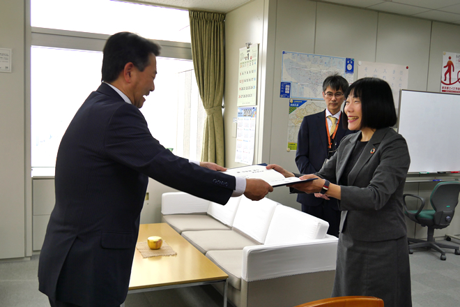 感謝状を受け取る新井理事長