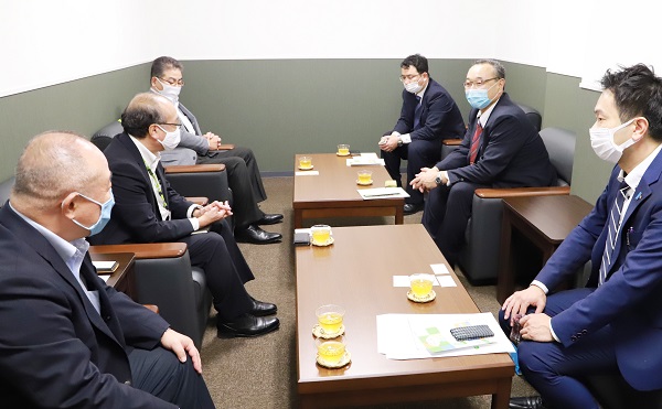 右から、西牧孝行佐渡市役所総務課係長 、渡辺竜五佐渡市長、日坂仁佐渡市総合政策監、コープデリ連合会土屋理事長、同永井副理事長、同熊﨑専務理事