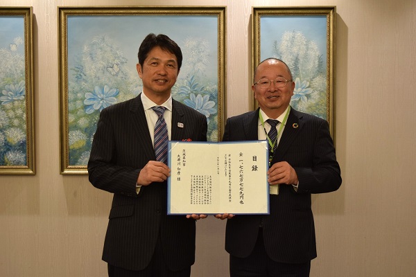 鶴長理事長（右）より大井川知事に目録をお渡ししました　