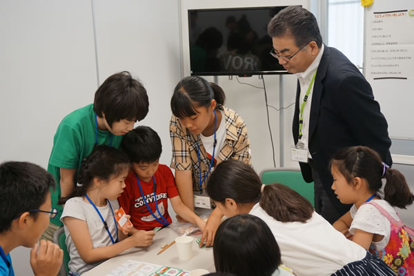 「食べ残しNOゲーム」を行う子どもたち。コープデリ連合会の土屋敏夫理事長も見学しました