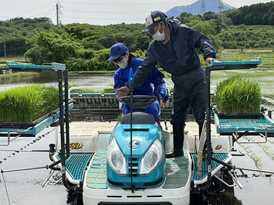 トラクターの運転を体験している写真