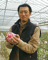 「新しい品種の栽培にもチャレンジしたい」と語るバラの生産者 鎌田哲也さん